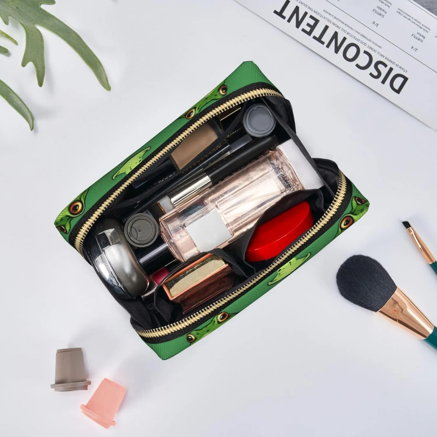 Funny Green Frogs Toiletry Pouch, Travel-Friendly Makeup Organizer For Makeup Brushes, Lipsticks